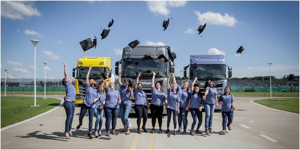 Egresaron las primeras 12 mujeres conductoras de camiones Scania
